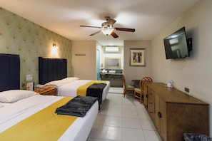 Family Double Room, Multiple Bedrooms | Blackout curtains, soundproofing, free WiFi, bed sheets - Hotel Maioris El Diez (Culiacán)