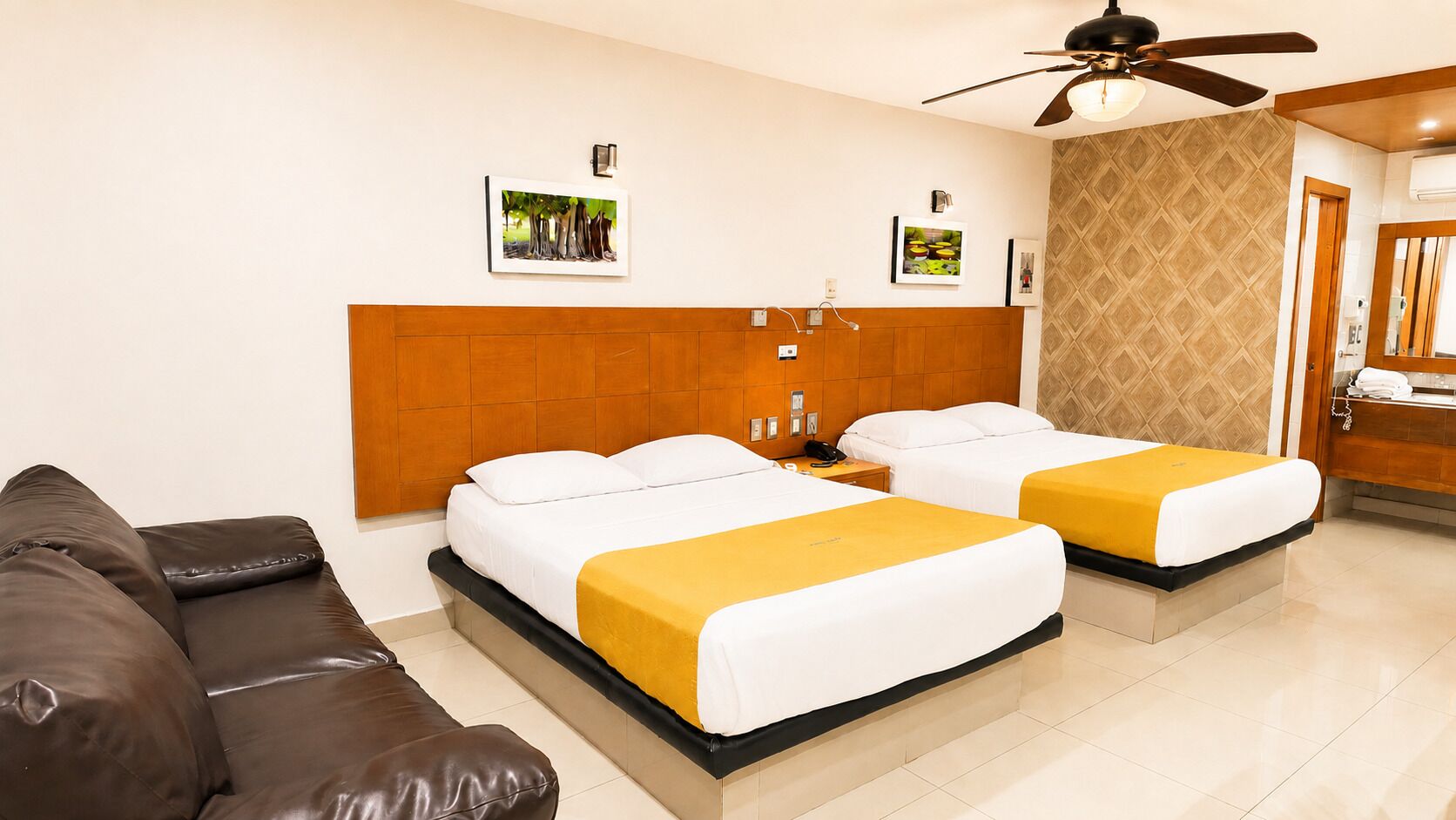 Habitación Deluxe doble, varias habitaciones | Cortinas opacas, sistema de insonorización, wifi gratis y ropa de cama