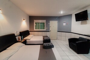 Executive Room, 6 Bedrooms | Blackout curtains, soundproofing, free WiFi, bed sheets - Hotel Maioris El Diez (Culiacán)