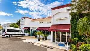 Un hotel con recepción, restaurante y un letrero que dice 'SIGNUS'.