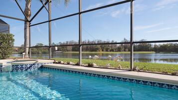 Alberca al aire libre y alberca climatizada