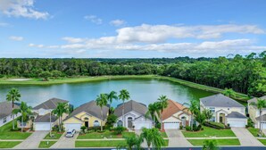 A residential area with houses, a lake, and a golf course. - MAGIC 5* LAKE VIEW VILLA HEATED POOL&HOT SPA, near DISNEY, 10 Guests (Kissimmee)