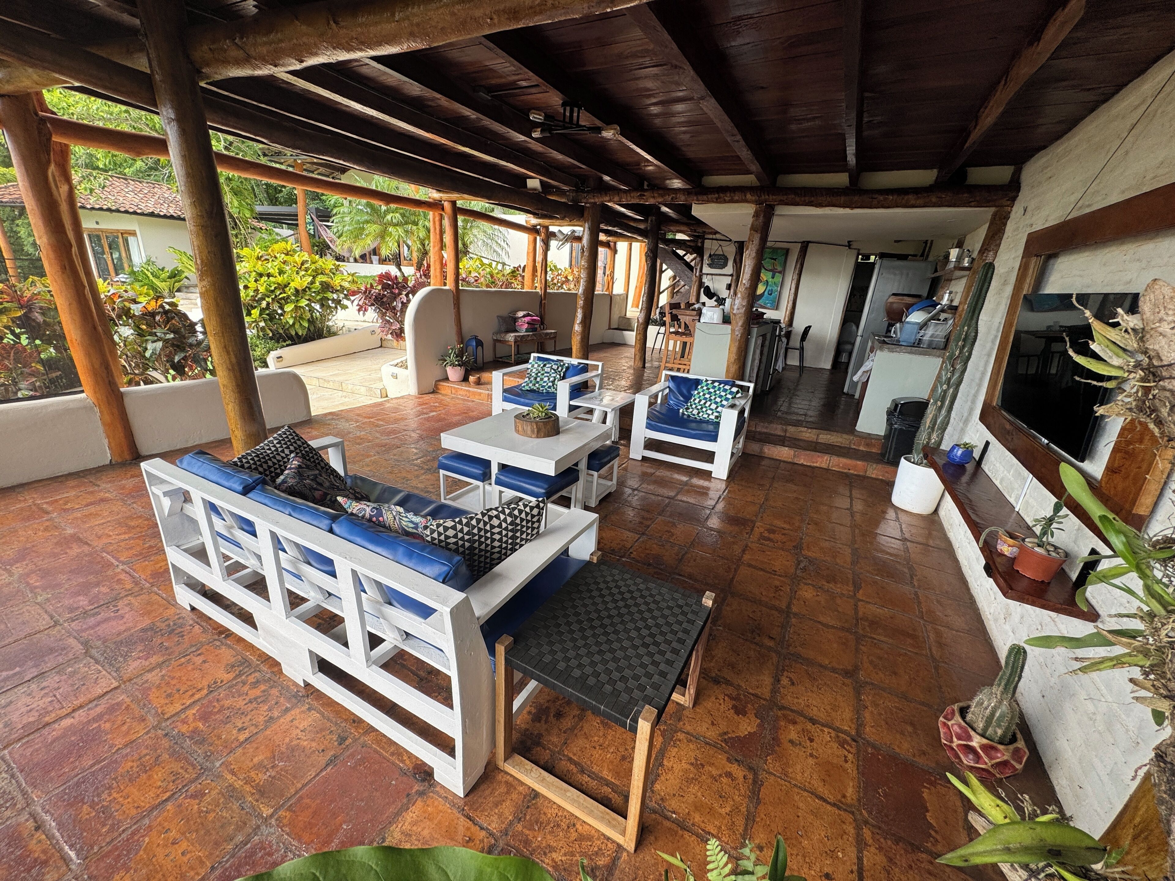 Spacious and open livingroom. Relax and take in the views. 