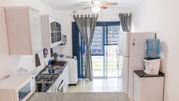 KĂŒhlschrank, Herdplatte, Wasserkocher mit Kaffee-/Teezubehör, Toaster