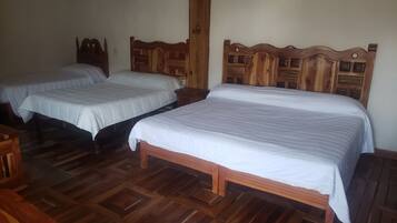 Escritorio, wifi gratis y ropa de cama