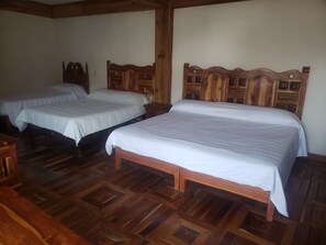 Desk, free WiFi, bed sheets - Hotel Colonial (Taxco)