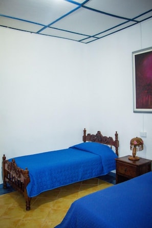 Kamar Triple | Didekorasi berbeda-beda dan dilengkapi dengan perabotan berbeda-beda