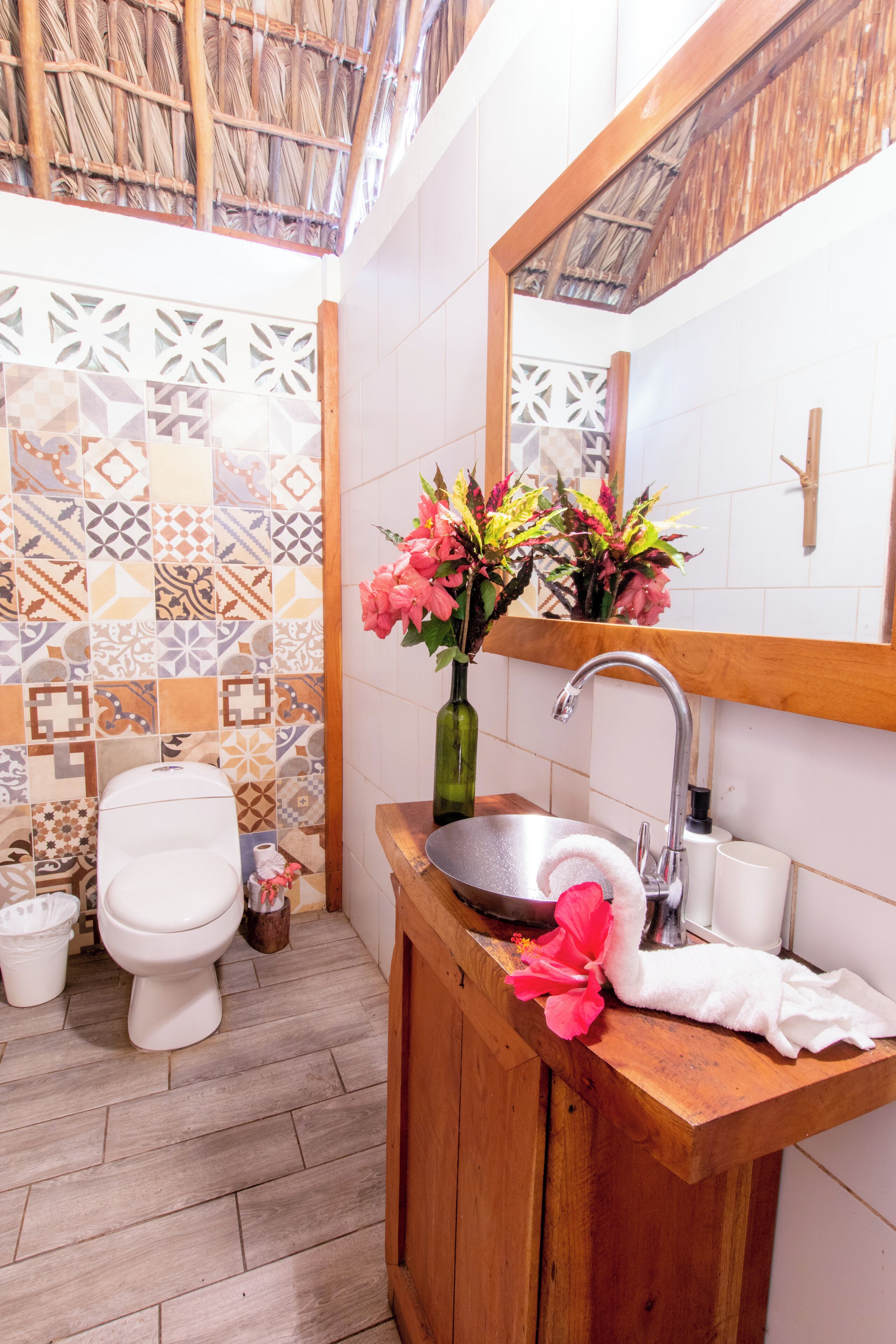 basic cabin, 1 queen bed, terrace, lake view | bathroom | shower, towels, soap, shampoo