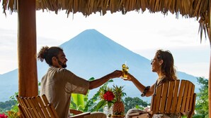 Two people seated at a table with a view of a mountain. - Totoco Eco Resort (Altagracia)