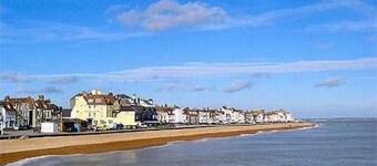 Beautiful Bijou Cottage close to Deal Beach !