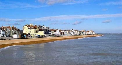 Beautiful Bijou Cottage close to Deal Beach !