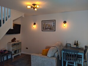 Een smart-tv, een dvd-speler, boeken en een stereo