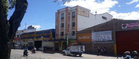 Un edificio con un letrero que dice