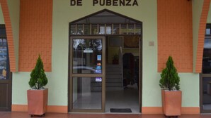 The entrance to Hotel Valle de Pubenza with a clear sign, a glass door, and two potted plants on either side. - Hotel Valle de Pubenza (Popayán)