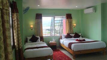 Deluxe Triple Room | Memory foam beds, individually decorated, individually furnished, desk