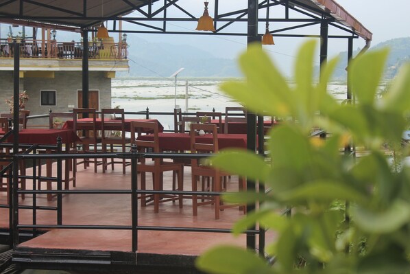 Serveert ontbijt, lunch, Aziatische gerechten, uitzicht op de tuin