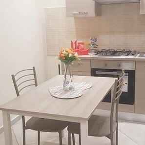 Fridge, oven, stovetop, cookware/dishes/utensils