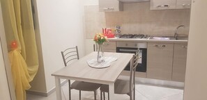 Geladeira, fogão, cooktop, talheres/pratos/utensílios de cozinha