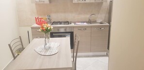 Refrigerador, horno, parrilla de estufa y utensilios de cocina 