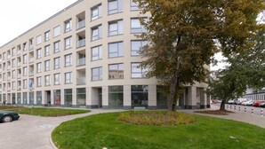 Un bâtiment moderne à plusieurs étages, doté de grandes fenêtres.