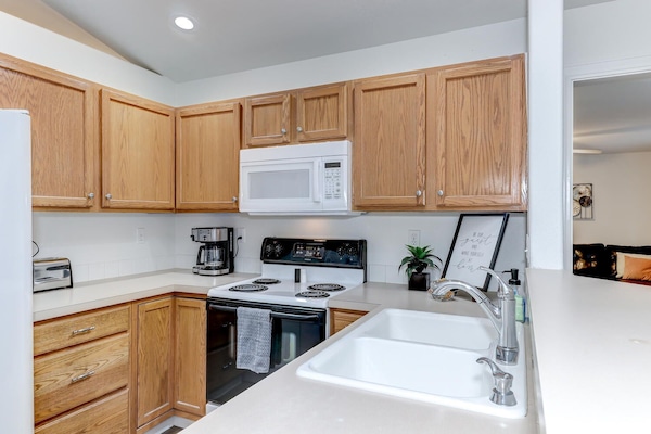 Frigorífico, microondas, horno y placa de cocina