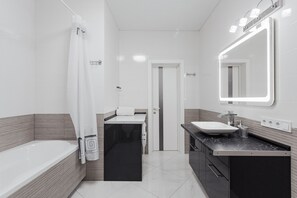 Baignoire, sèche-cheveux, serviettes fournies, savon