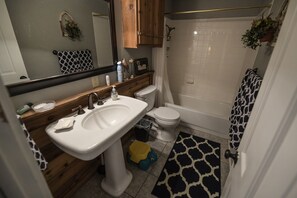 Duschwanne, Haartrockner, Handtücher, Toilettenpapier