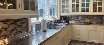 Rich Valley Estate 8 bdrm 12 bds 7 fireplaces 8 bath+Swim hole,Hunting & fishing