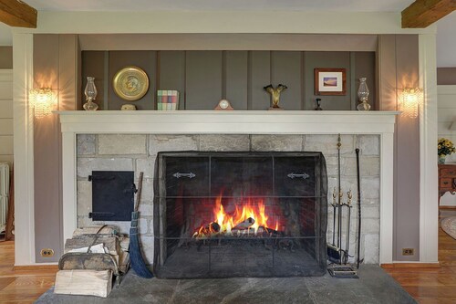 Rich Valley Estate 8 bdrm 12 bds 7 fireplaces 8 bath+Swim hole,Hunting & fishing