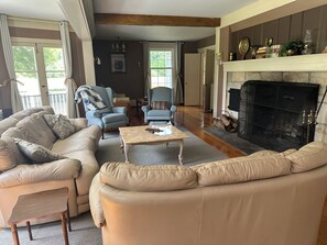 Smart TV, fireplace, video games, books - Rich Valley Estate 8 bdrm 12 bds 7 fireplaces 8 bath+Swim hole,Hunting & fishing (Emporium)