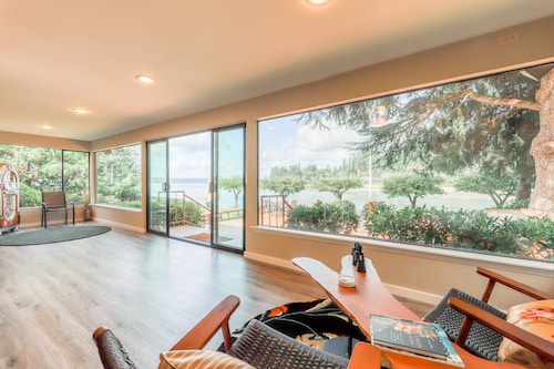 Gorgeous beachfront house w/incredible Olympic Mountain views - dogs welcome