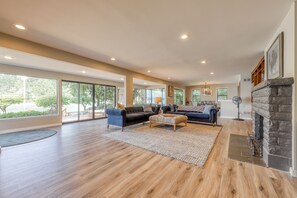 TV, libri, biblioteca musicale, impianto stereo