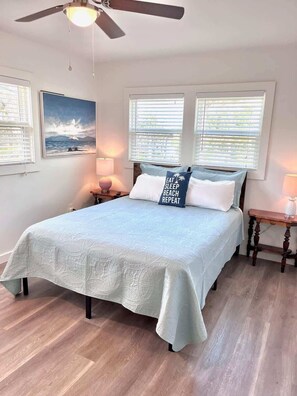 2 bedrooms, iron/ironing board, free WiFi, bed sheets - 122 Falkirk Cottage – Swap Snowflakes for Seashel (Fort Myers Beach)