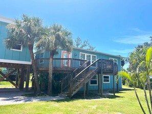 Exterior - 122 Falkirk Cottage – Swap Snowflakes for Seashel (Fort Myers Beach)