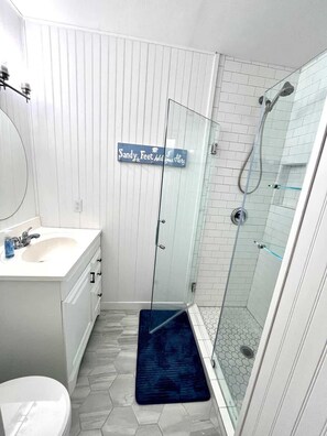 Shower, hair dryer, shampoo - 122 Falkirk Cottage – Swap Snowflakes for Seashel (Fort Myers Beach)