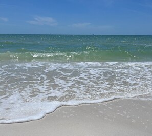 Beach nearby - 122 Falkirk Cottage – Swap Snowflakes for Seashells! (Fort Myers Beach)