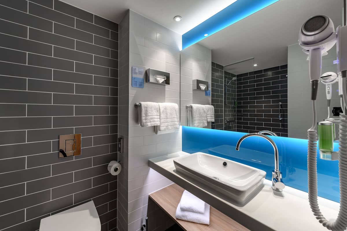 shower, hair dryer, towels, shampoo