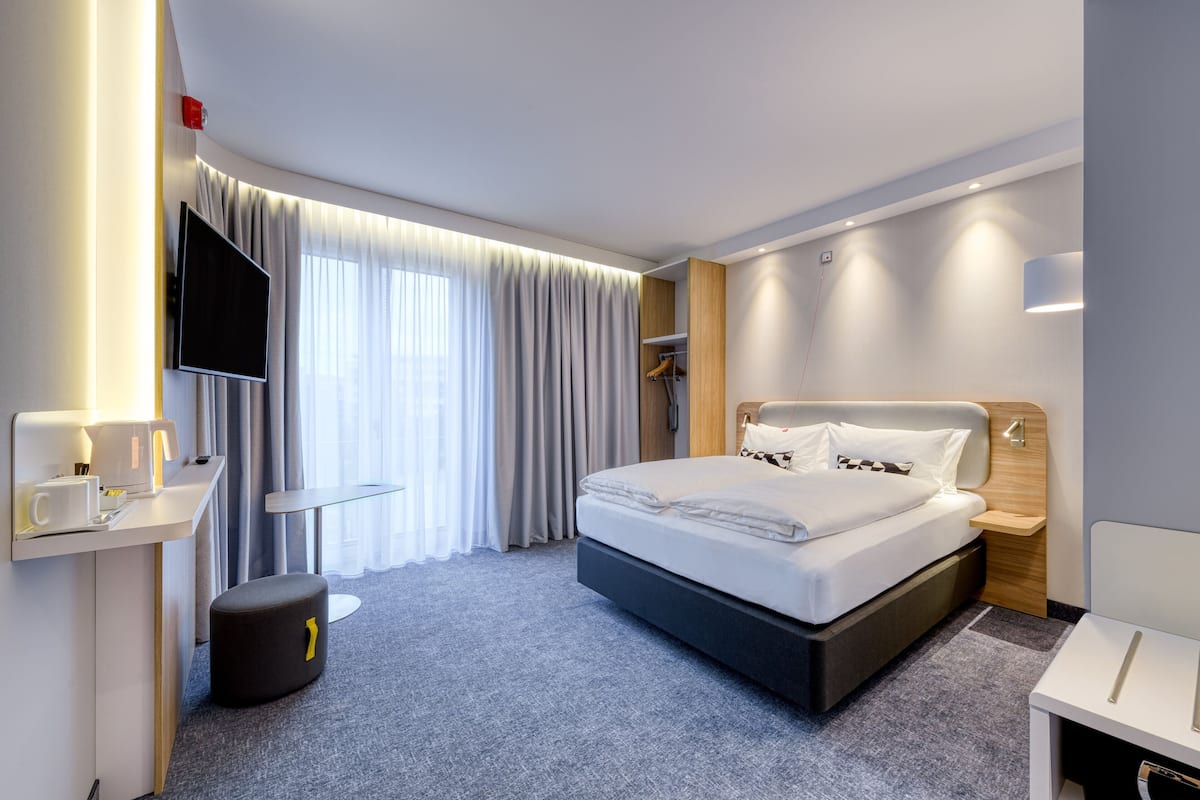 1 bedroom, hypo-allergenic bedding, in-room safe, laptop workspace