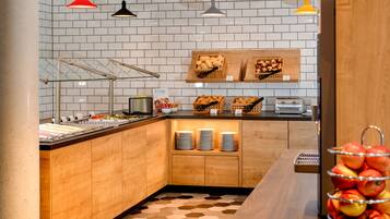 TĂ€gliches inbegriffenes FrĂŒhstĂŒck zur Selbstbedienung