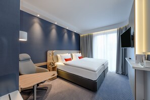 Hypo-allergenic bedding, in-room safe, laptop workspace, blackout drapes - Holiday Inn Express Goettingen by IHG (Goettingen)