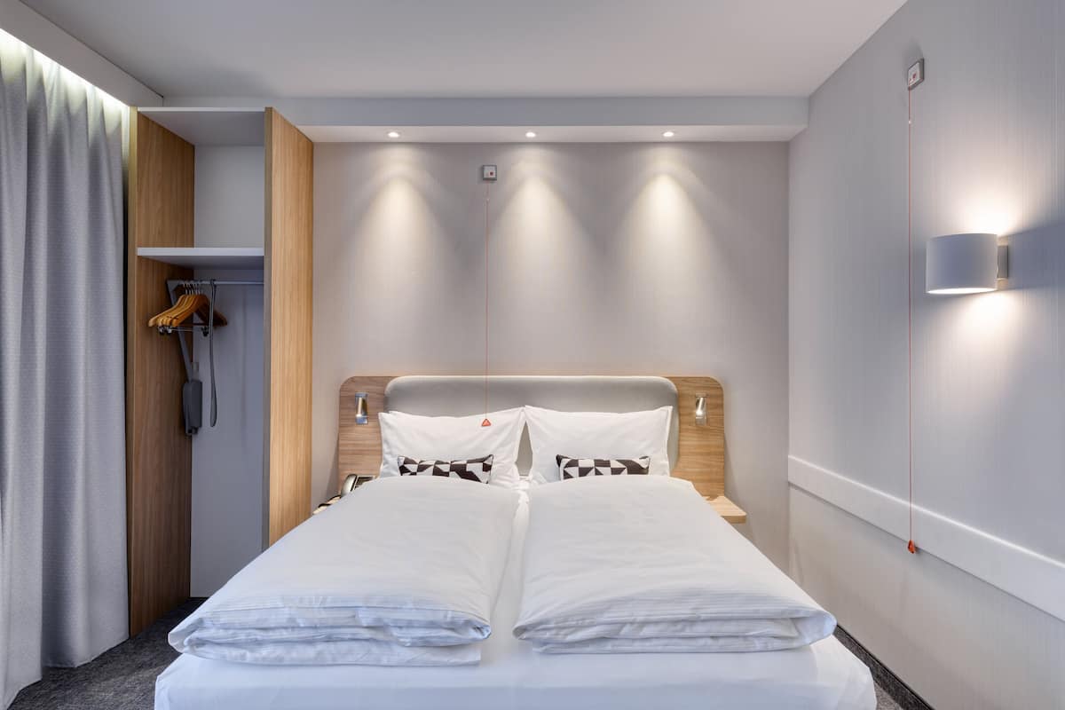 1 bedroom, hypo-allergenic bedding, in-room safe, laptop workspace