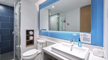 Shower, hydromassage showerhead, free toiletries, hair dryer