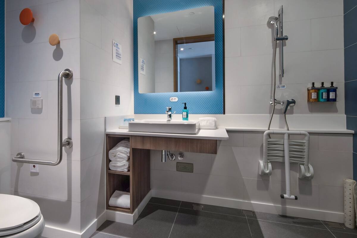 Chambre, 1 très grand lit, accessible aux personnes à mobilité réduite