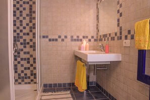 Kombination af bruser/badekar, hårtørrer, bidet, håndklæder