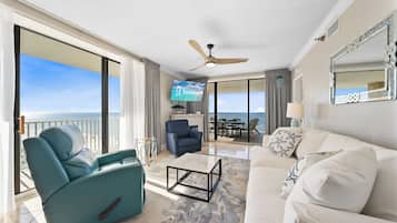 Condo Confort, 3 habitaciones, balcón, vista al canal | Sala de estar | Smart TV de 55 pulgadas con canales por cable