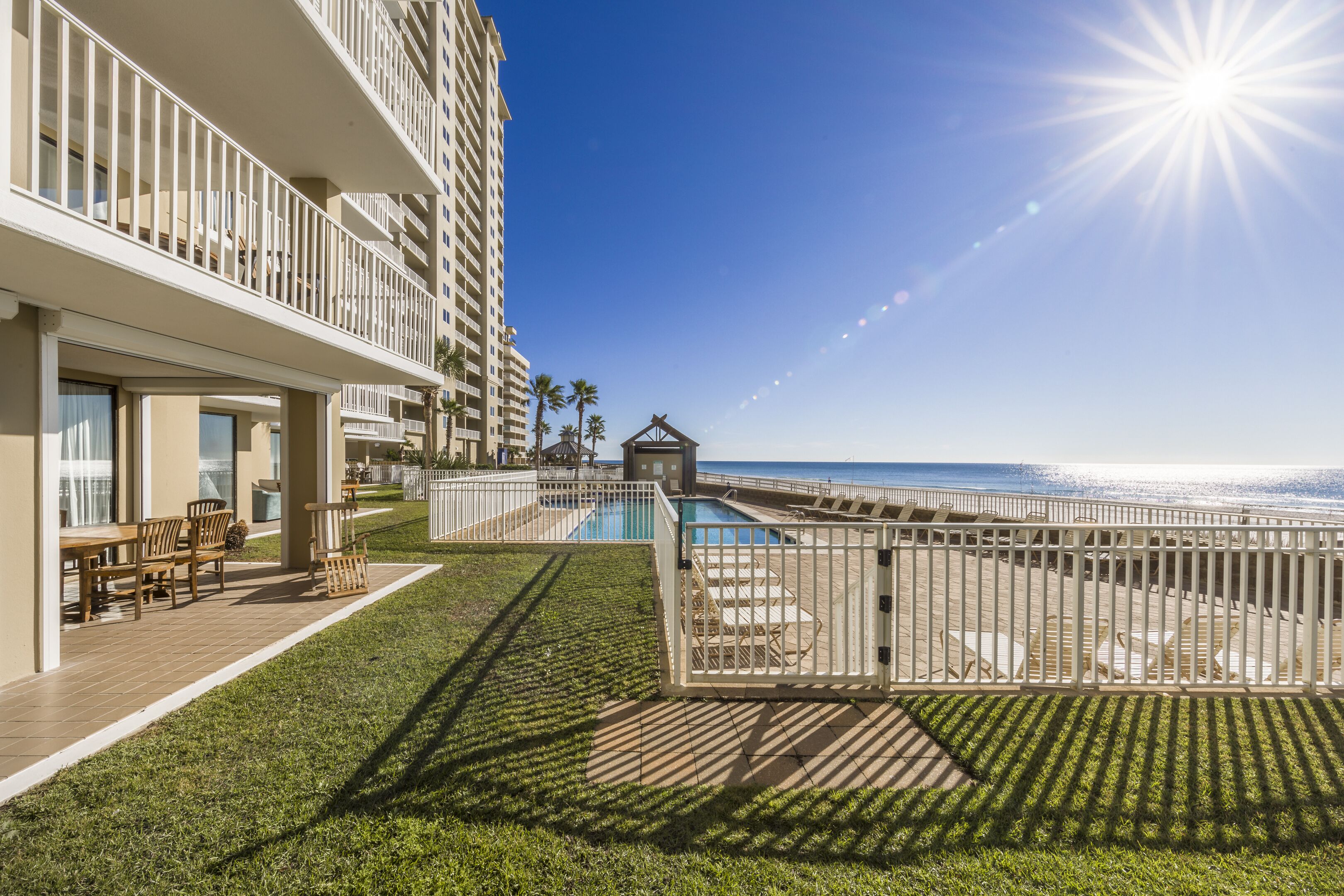 Um hotel com área de piscina, mobiliário ao ar livre e vista para o oceano.