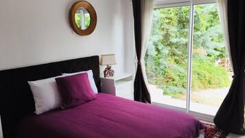 8 dormitoris, planxa i posts de planxar, wifi i roba de llit