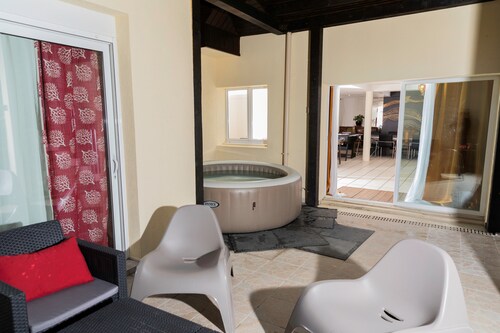 8 bedrooms/6-seater jacuzzi/petanque/billiards/babyfoot 1h30 from Paris