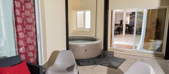 8 bedrooms/6-seater jacuzzi/petanque/billiards/babyfoot 1h30 from Paris