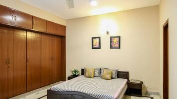 3 bedrooms, iron/ironing board, WiFi, bed sheets